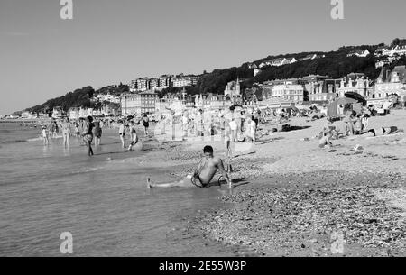 Mann, der sich mit Shisha am Strand entspannt. Trouville-sur-Mer, Normandie, Frankreich. Schwarz weiß historisches Foto. Stockfoto