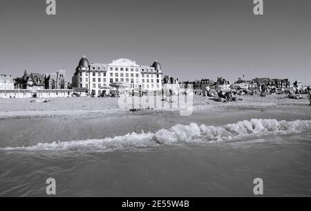 TROUVILLE-SUR-MER, FRANKREICH - 10. JULI 2015: Menschen entspannen am Strand. Trouville-sur-Mer und das nahe gelegene Deauville sind beliebte Sommerresorts in der Normandie Stockfoto