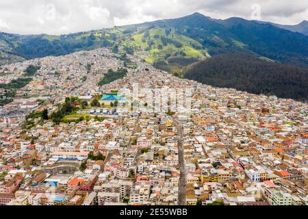 Luftaufnahme zeigt die dicht besiedelte Stadt Quito in Ecuador. Stockfoto
