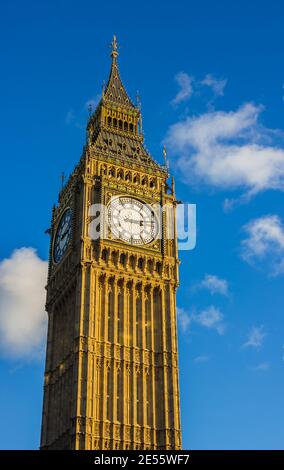 Ein Bild vom oberen Teil des Big Ben, Teil des Palastes von Westminster. Stockfoto