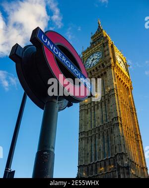 Ein Bild des Big Ben neben dem U-Bahnschild in Westminster. Stockfoto