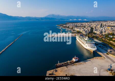 Der Hafen von Patras mit der längsten Brücke Griechenlands im Hintergrund. Stockfoto