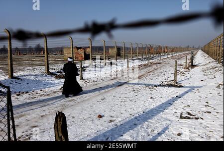 Oswiecim, Polen - 1. Februar 2011: Die Teilnehmer des Aladin-Projekts besuchten das Staatliche Museum Auschwitz-Birekenau, wo sie T würdigten Stockfoto