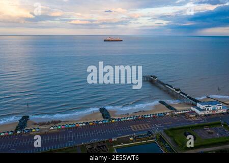 Luftaufnahme des Southwold Pier mit einer Fähre im Osten Englands. Stockfoto