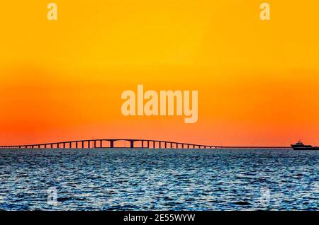 Die Dauphin Island Bridge ist bei Sonnenuntergang am 4. März 2016 in Dauphin Island, Alabama, abgebildet. Stockfoto