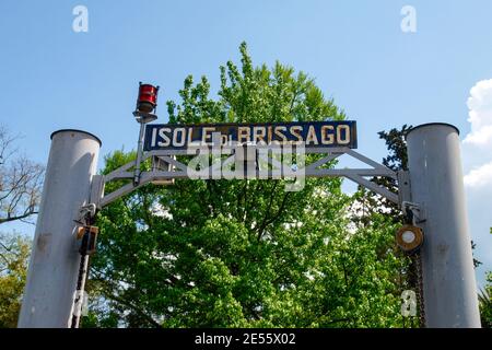 Brissago, Schweiz - 10. Mai 2018: Standortangabe an der Landestelle Stockfoto