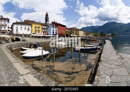 Ascona, schweiz: Blick vom Boot aus auf die Stadt am See Stockfoto