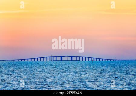 Die Dauphin Island Bridge ist bei Sonnenuntergang am 4. März 2016 in Dauphin Island, Alabama, abgebildet. Stockfoto