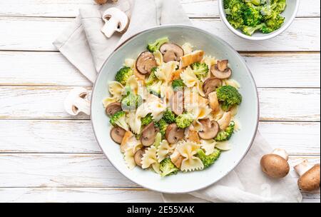 Pilznudelsalat mit gedünstetem Brokkoli und gebackenem Hähnchenfleisch Scheiben zum Mittagessen Stockfoto