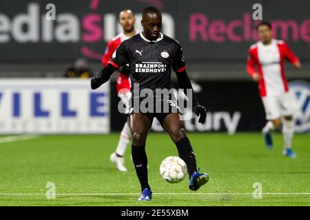 EMMEN, NIEDERLANDE - JANUAR 26: Jordan Teze von PSV während des niederländischen Eredivisie-Spiels zwischen FC Emmen und PSV am 26. Januar 2021 in De Oude Meerdijk Stockfoto