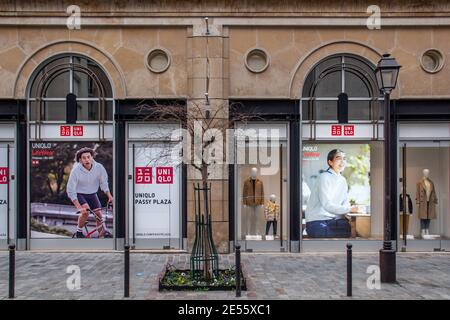 Französisches Logo des UNIQLO Markenladens in PASSY PLAZA, Paris, Frankreich, 25.1.2021 berühmte Fassade des japanischen Bekleidungsladens. Stockfoto