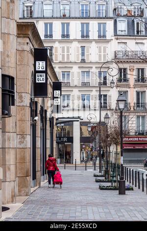 Französisches Logo des UNIQLO Markenladens in Paris, Frankreich, 25.1.2021 berühmte Fassade des japanischen Bekleidungsladens Stockfoto