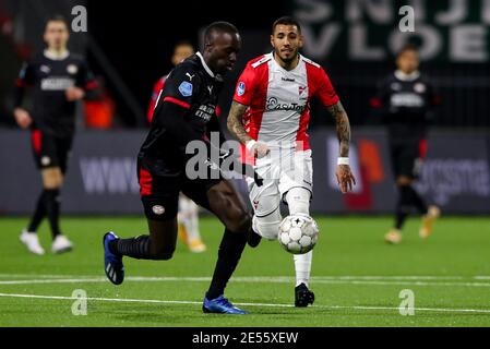 EMMEN, NIEDERLANDE - JANUAR 26: Jordan Teze vom PSV, Sergio Pena vom FC Emmen während des niederländischen Eredivisie-Spiels zwischen FC Emmen und PSV in De Oude Mee Stockfoto