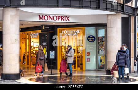 Französisches Logo des Markenladens 'L'Occitane en Provence' in Paris, Frankreich, 25.1.2021 berühmte Fassade des Hautprodukts im Einkaufszentrum Monoprix. Stockfoto