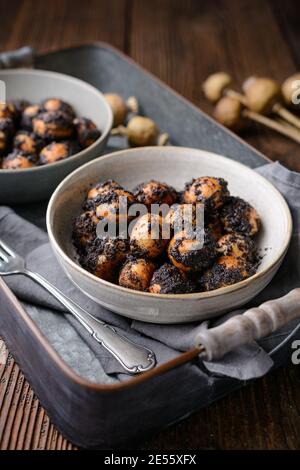 Süßes slowakisches Weihnachtsgebäck Opekance auch als Bobalky OR bekannt Puppy mit Mohn Samen auf rustikalem Holzhintergrund Stockfoto