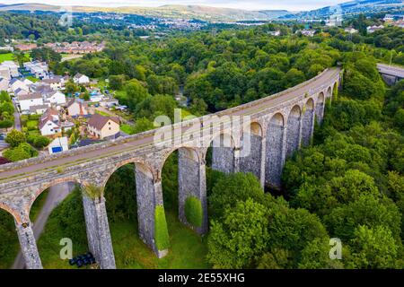 Eine Luftaufnahme der berühmten Cefn Coed Viaduct Bogenbrücke in Südwales. Stockfoto