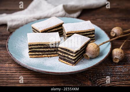 Süßes Dessert, mit Puderzucker bestäubter Mohn-Kuchen Stockfoto