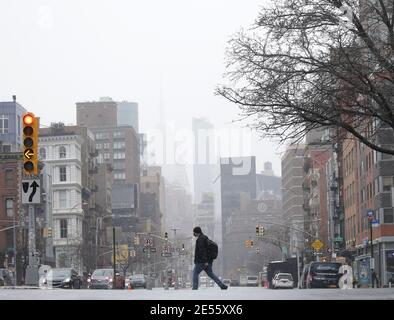New York, Usa. Januar 2021. Fußgänger gehen bei kaltem Wetter gebündelt und tragen Gesichtsmasken, um vor der Ausbreitung von COVID-19 zu schützen und zu verhindern, wenn am Dienstag, 26. Januar 2021 in New York City Schnee fällt. Foto von John Angelillo/UPI Kredit: UPI/Alamy Live Nachrichten Stockfoto