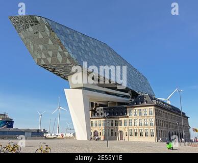 Antwerpener Hafenbehörde Gebäude von Zaha Hadid, mit Platz mit Menschen und Fahrräder vor. Stockfoto