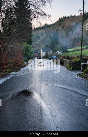Regenwasser fließt die Trellech Straße hinunter in Richtung Tintern. Stockfoto