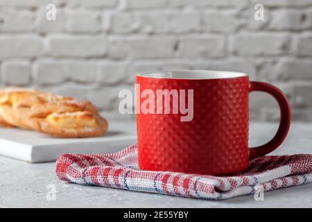 Hausgemachte Kekse mit Hüttenkäse und einer Tasse Tee auf grauem Hintergrund. Hausgemachtes Backen Stockfoto