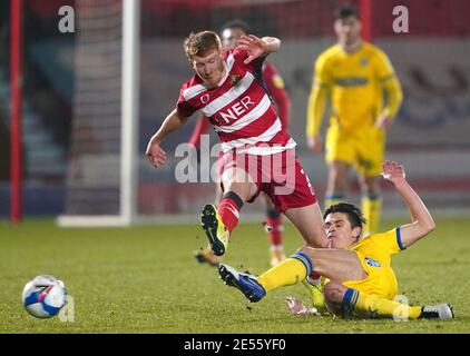 George Dobson (rechts) von AFC Wimbledon fordert Bradley Halliday von Doncaster Rovers während des Sky Bet League One-Spiels im Keepmoat Stadium in Doncaster heraus. Bilddatum: Dienstag, 26. Januar 2021. Stockfoto