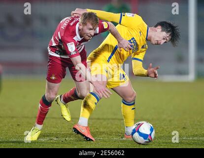 Bradley Halliday von Doncaster Rovers (links) und Alex Woodyard von AFC Wimbledon kämpfen während des Sky Bet League One-Spiels im Keepmoat Stadium, Doncaster, um den Ball. Bilddatum: Dienstag, 26. Januar 2021. Stockfoto