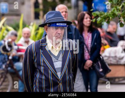 Ein Gentleman mit Gesichtsschutz nimmt an einer Zeremonie Teil, um 2 Minuten Stille am 75. Jahrestag des VJ Day zu beobachten. Stockfoto