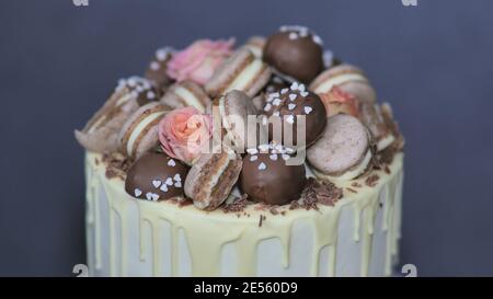 Weißkäse-Glasur Kuchen mit Cookies auf der Oberseite. Stockfoto