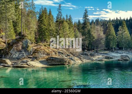 Wunderschöne Naturkulisse am Caumasee in den Schweizer Alpen. Flims, Schweiz Stockfoto
