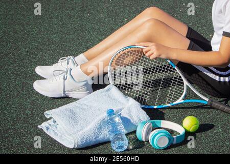 Ein Tennisspieler ruht nach einem harten Training auf dem Sportplatz. Workout Stockfoto