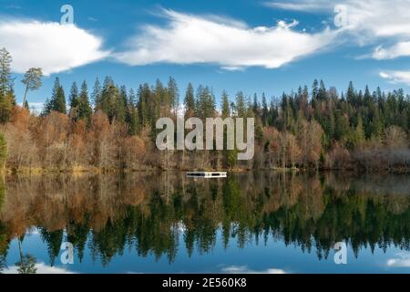 Wunderschöne Naturkulisse am Bergsee Crestasee in den Schweizer Alpen. Schweiz Stockfoto