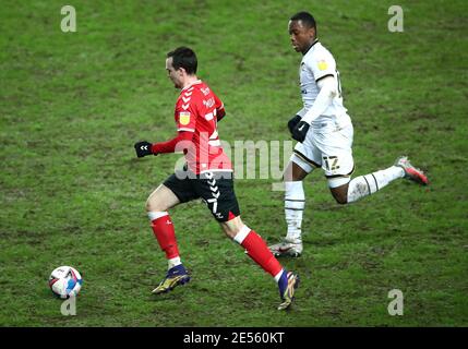 Charlton Athletic's Liam Millar (links) und Milton Keynes Dons' Ethan Laird kämpfen während des Sky Bet League One Spiels im Stadium MK, Milton Keynes um den Ball. Bilddatum: Dienstag, 26. Januar 2021. Stockfoto