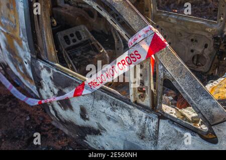 Feuer kein Klebeband an ausgebrannten Fahrzeugen überqueren. Stockfoto