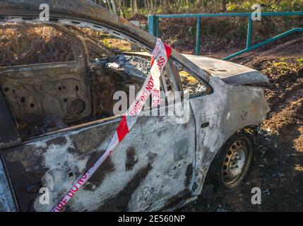 Feuer kein Klebeband an ausgebrannten Fahrzeugen überqueren. Stockfoto