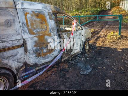 Feuer kein Klebeband an ausgebrannten Fahrzeugen überqueren. Stockfoto
