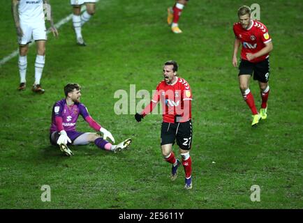 Charlton Athletic's Liam Millar (Cenre) feiert das erste Tor des Spiels seiner Seite als Milton Keynes Dons Torwart Andrew Fisher scheint dejected während der Sky Bet League ein Spiel im Stadium MK, Milton Keynes. Bilddatum: Dienstag, 26. Januar 2021. Stockfoto