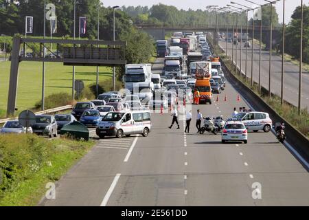 LKW-Fahrer blockieren am 30. Juni 2008 auf beiden Seiten die Nordautobahn A1 in Phalempin bei Lille. Sie führen einen landesweiten Streik durch, um Forderungen nach staatlichen Maßnahmen zu stellen, um ihnen zu helfen, mit den steigenden Kraftstoffkosten, die durch die explodierenden Ölpreise verursacht werden, fertig zu werden. Stockfoto