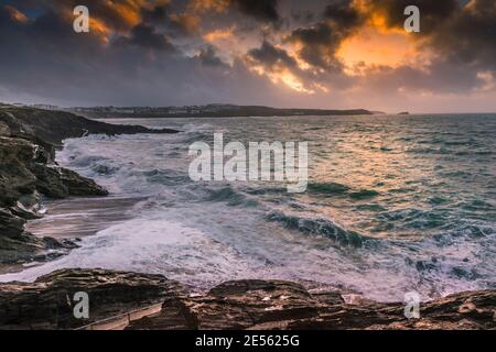 Ein dramatischer kornischer Sonnenuntergang über der Fistral Bay in Newquay. Stockfoto