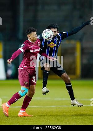 Mannheim, Deutschland. Januar 2021. Fußball: 3. Spielklasse, SV Waldhof Mannheim - Dynamo Dresden, Matchday 21, Carl-Benz-Stadion. Dresdens Ransford Königsdörffer (l.) und Mannheims Mohamed Gouaida kämpfen um den Ball. Quelle: Uwe Anspach/dpa/Alamy Live News Stockfoto