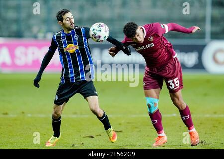 Mannheim, Deutschland. Januar 2021. Fußball: 3. Spielklasse, SV Waldhof Mannheim - Dynamo Dresden, Matchday 21, Carl-Benz-Stadion. Mannheimer Rafael Garcia (l.) und Dresdner Ransford Königsdörffer kämpfen um den Ball. Quelle: Uwe Anspach/dpa/Alamy Live News Stockfoto