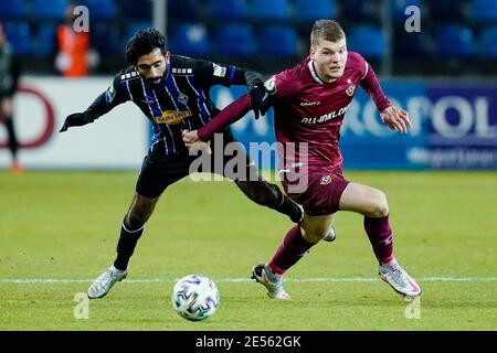 Mannheim, Deutschland. Januar 2021. Fußball: 3. Spielklasse, SV Waldhof Mannheim - Dynamo Dresden, Matchday 21, Carl-Benz-Stadion. Mannheimer Mohamed Gouaida (l.) und Dresdner Kevin Ehlers kämpfen um den Ball. Quelle: Uwe Anspach/dpa/Alamy Live News Stockfoto