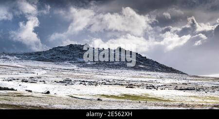 Ein Panoramabild des Schnees auf dem wilden rauen Tor am Bodmin Moor in Cornwall. Stockfoto