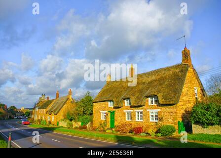 Rockingham Cottages and Village in der Nähe von Rockingham Castle Corby in Northamptonshire England GB Stockfoto