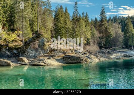 Wunderschöne Naturkulisse am Caumasee in den Schweizer Alpen. Flims, Schweiz Stockfoto