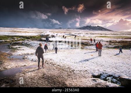 Menschen, die gerne im Schnee auf dem wilden rauen Tor am Bodmin Moor in Cornwall spazieren gehen. Stockfoto