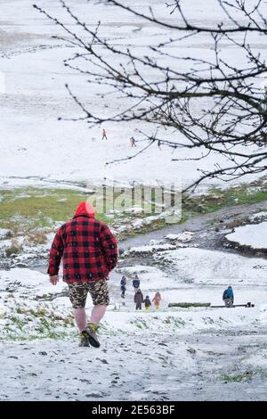 Schnee auf Rough Tor am Bodmin Moor in Cornwall. Stockfoto