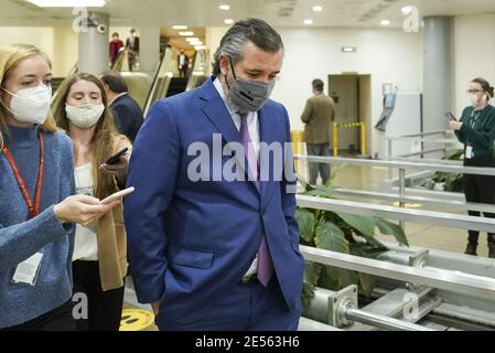 Washington, Usa. Januar 2021. Senator Ted Cruz (R-TX) geht am Mittwoch, den 26. Januar 2021 in Richtung Senate Subway im US-Kapitol in Washington, DC. Heute werden auf dem Capitol Hill Senatoren als Jury für die Amtsenthebung des ehemaligen Präsidenten Donald J. Trump vereidigt. Foto von Leigh Vogel/UPI Credit: UPI/Alamy Live News Stockfoto