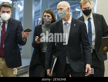 Washington, Usa. Januar 2021. Senator Rick Scott (R-FL) geht am Mittwoch, dem 26. Januar 2021, in Richtung der Senate Subway im US-Kapitol in Washington, DC. Heute werden auf dem Capitol Hill Senatoren als Jury für die Amtsenthebung des ehemaligen Präsidenten Donald J. Trump vereidigt. Foto von Leigh Vogel/UPI Credit: UPI/Alamy Live News Stockfoto