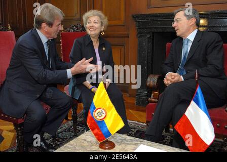 Der kolumbianische Präsident Alvaro Uribe Velez empfängt am 3. Juli 2008 den französischen Außenminister Bernard Kouchner in Bogota, Kolumbien. Kouchner kam mit den Kindern der französisch-kolumbianischen Politikerin Ingrid Betancourt nach Kolumbien, die am 2. Juli von kolumbianischen Truppen, die sich als Hilfskräfte aufstellten, vor linken Guerillas gerettet wurde. Foto von Miguel Angel Solano/SP/ABACAPRESS.COM Stockfoto